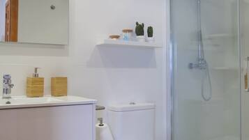 Dusche, Haartrockner, Handtücher