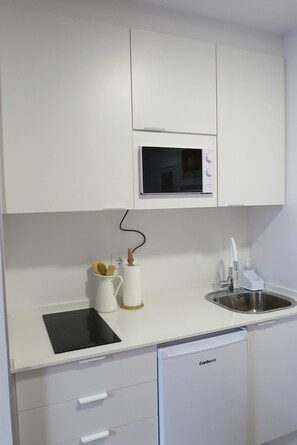 Réfrigérateur, micro-ondes, plaque de cuisson, cafetière/bouilloire