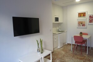 Kylskåp, mikrovågsugn, spishäll och kaffe- och tebryggare