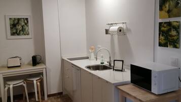 Een koelkast, een magnetron, een kookplaat