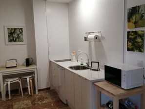 Refrigerador, microondas, parrilla de estufa y cafetera y tetera