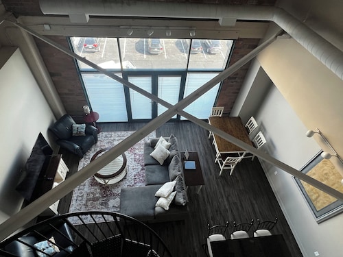 Sleeps 8 in downtown Sandusky minutes from Cedar Point &Sports Force