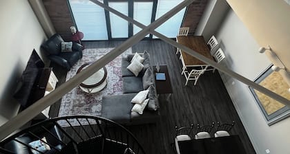 Sleeps 8 in downtown Sandusky minutes from Cedar Point &Sports Force