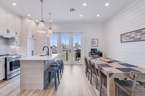 Fridge, microwave, oven, stovetop - Shared Resort Style Pools, Boardwalk to the Beach (Port Aransas)