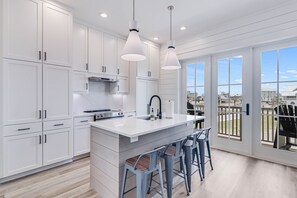 Fridge, microwave, oven, stovetop - Shared Resort Style Pools, Boardwalk to the Beach (Port Aransas)