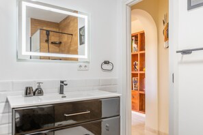 Douche, sèche-cheveux, serviettes fournies