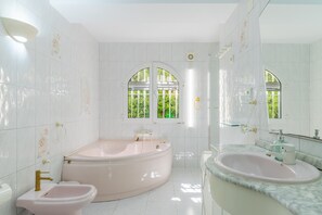 Douche, sèche-cheveux, serviettes fournies
