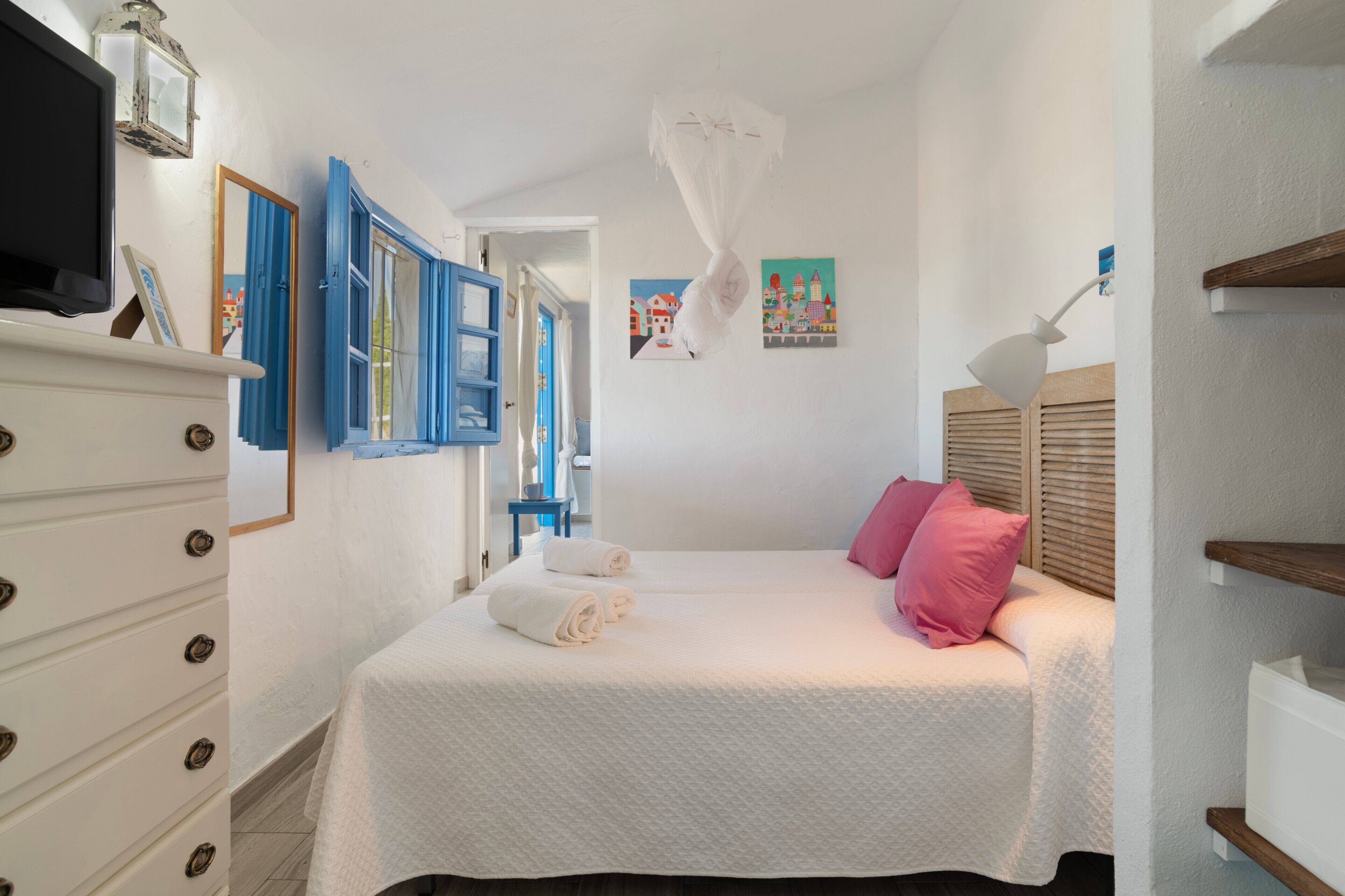 1 habitación, tabla de planchar con plancha, wifi gratis y ropa de cama 