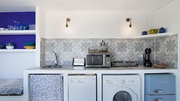 Frigorífico, microondas, placa de cocina y lavavajillas