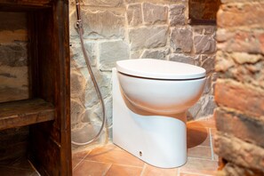 Douche, sèche-cheveux, serviettes fournies