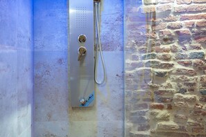 Shower, hair dryer, towels - Room 'Il Rifugio' with Wi-Fi (Foiano della Chiana)