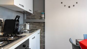 Frigorifero, microonde, forno, piano cottura