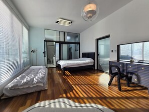 102 Private sunny bar | 5 ห้องนอน, เครื่องนอนระดับพรีเมียม, เตียงพร้อมฟูกเสริมที่นอน, โต๊ะทำงาน