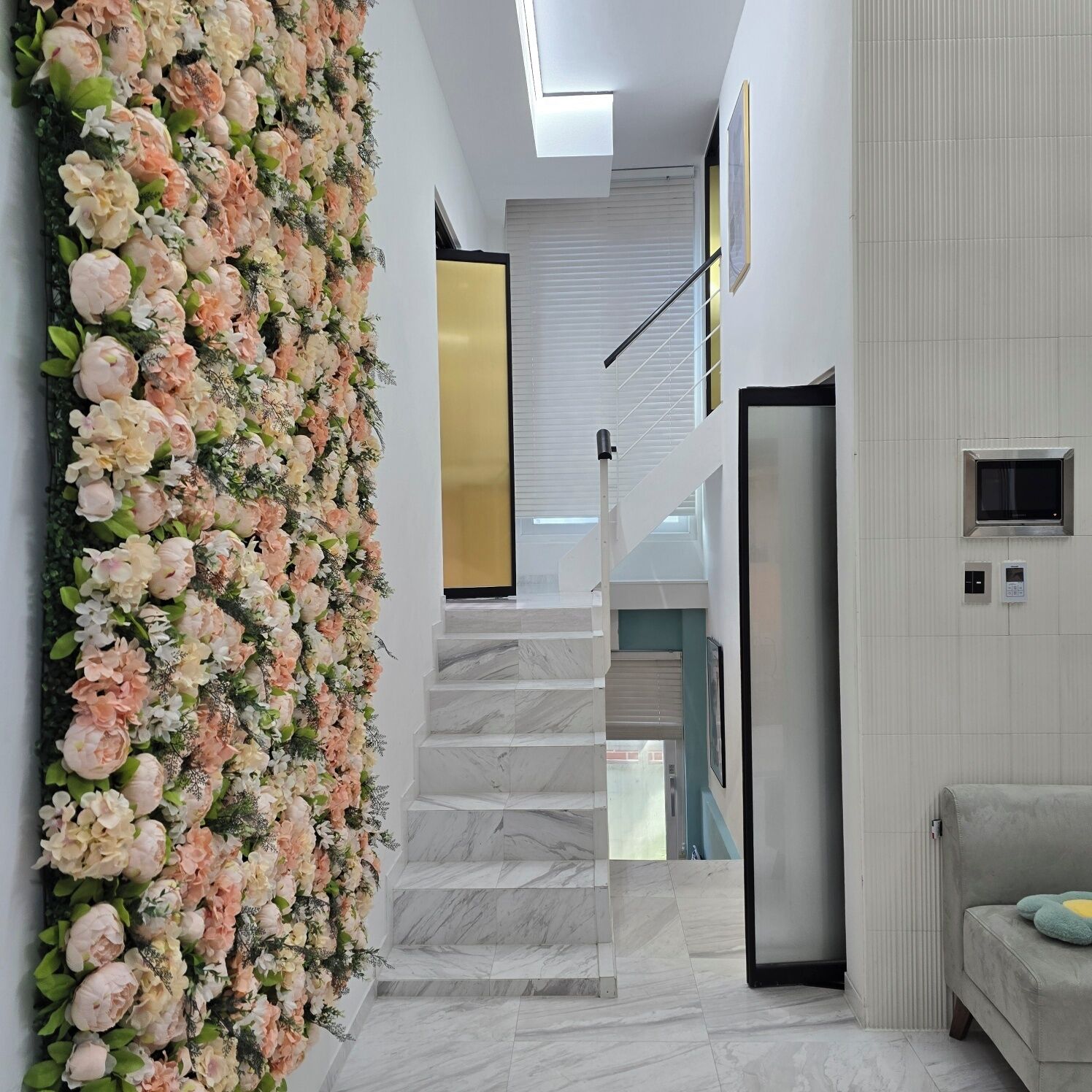 101 Private blooming house | 거실 공간 | 케이블 채널 시청이 가능한 60인치 LED TV, 벽난로, 바닥 난방/온돌