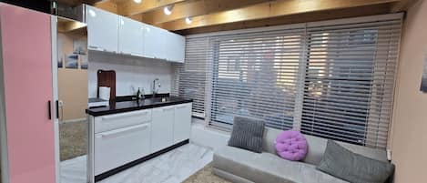 101 Private blooming house | 5 bedrooms, premium bedding, pillow-top beds, individually decorated