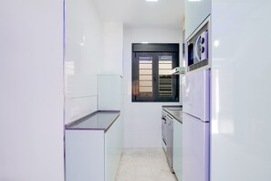 Kühlschrank, Mikrowelle, Ofen, Herdplatte