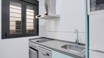 Een koelkast, een magnetron, een oven, een kookplaat