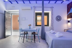 1 habitación, tabla de planchar con plancha, wifi gratis y ropa de cama 