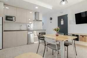 Fridge, microwave, oven, stovetop - Apartment 'Bellamar 4 Apartamento 2Dormitorios' with Wi-Fi and Air Conditioning (Barbate)