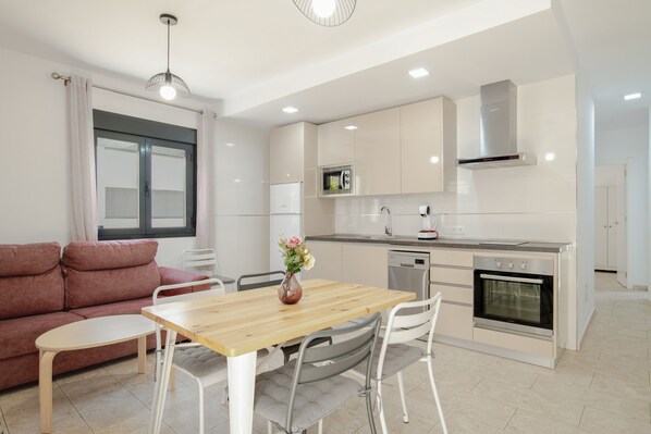 Een koelkast, een magnetron, een oven, een kookplaat