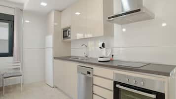 Frigorífico, microondas, horno y placa de cocina