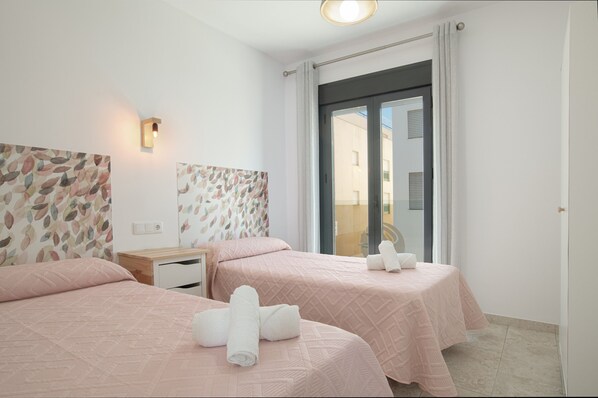 2 slaapkamers, een strijkplank/strijkijzer, gratis wifi, beddengoed