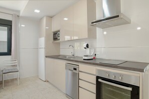 Fridge, microwave, oven, stovetop - Apartment 'Bellamar 4 Apartamento 2Dormitorios' with Wi-Fi and Air Conditioning (Barbate)