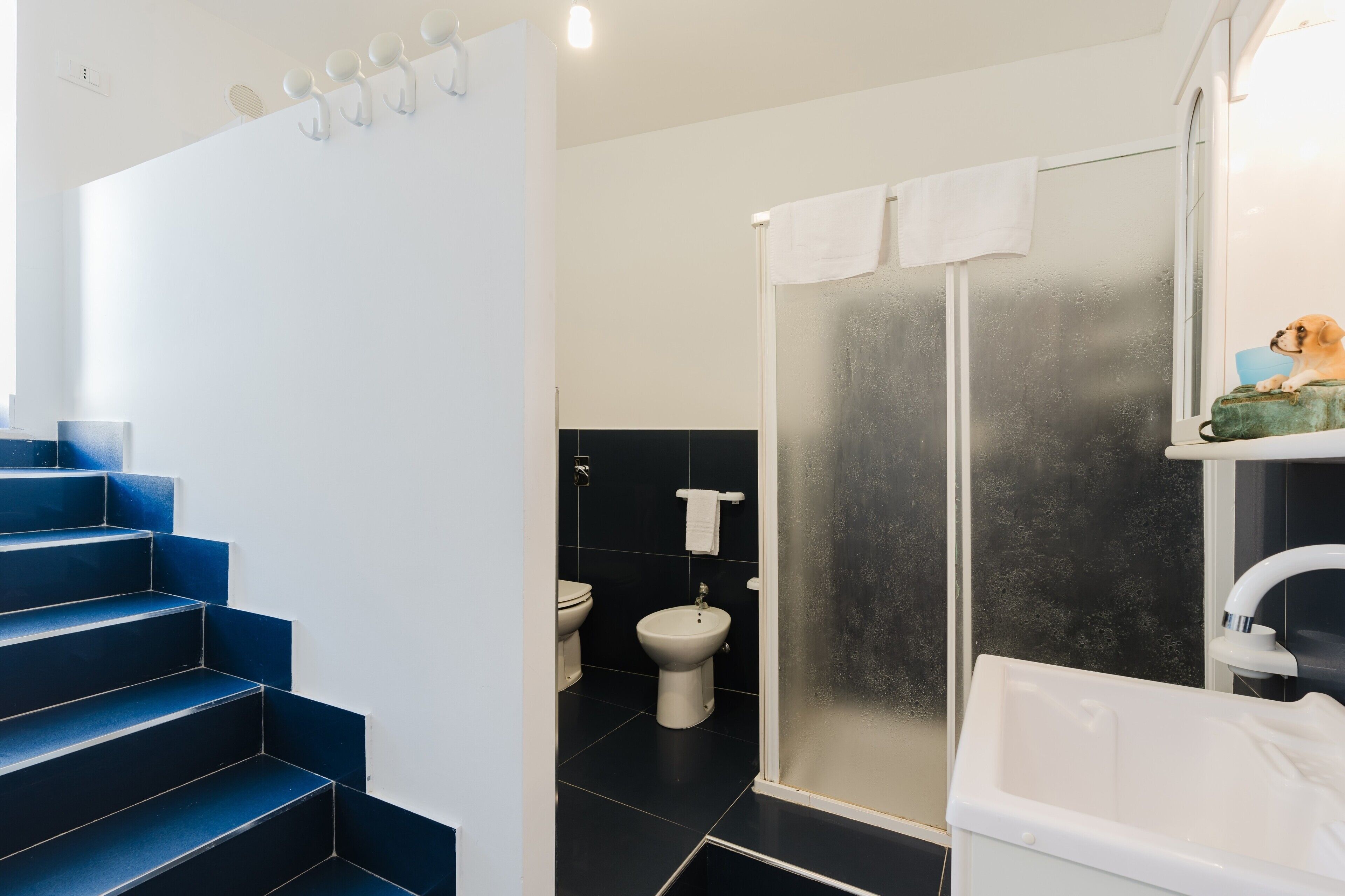 Douche, sèche-cheveux, serviettes fournies