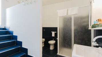 Douche, sĂšche-cheveux, serviettes fournies