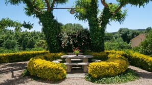 Outdoor dining - Country House 'Mas Vila 3' with Mountain View, Wi-Fi and Air Conditioning (Fogars de la Selva)