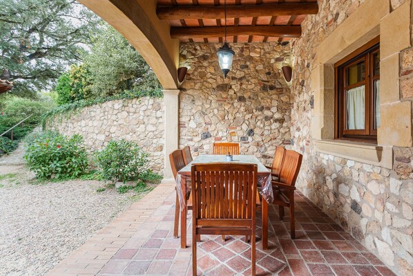 Outdoor dining - Country House 'Mas Vila 3' with Mountain View, Wi-Fi and Air Conditioning (Fogars de la Selva)