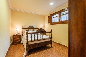 2 bedrooms, free WiFi, bed sheets - Country House 'Mas Vila 2' with Mountain View, Wi-Fi and Air Conditioning (Fogars de la Selva)