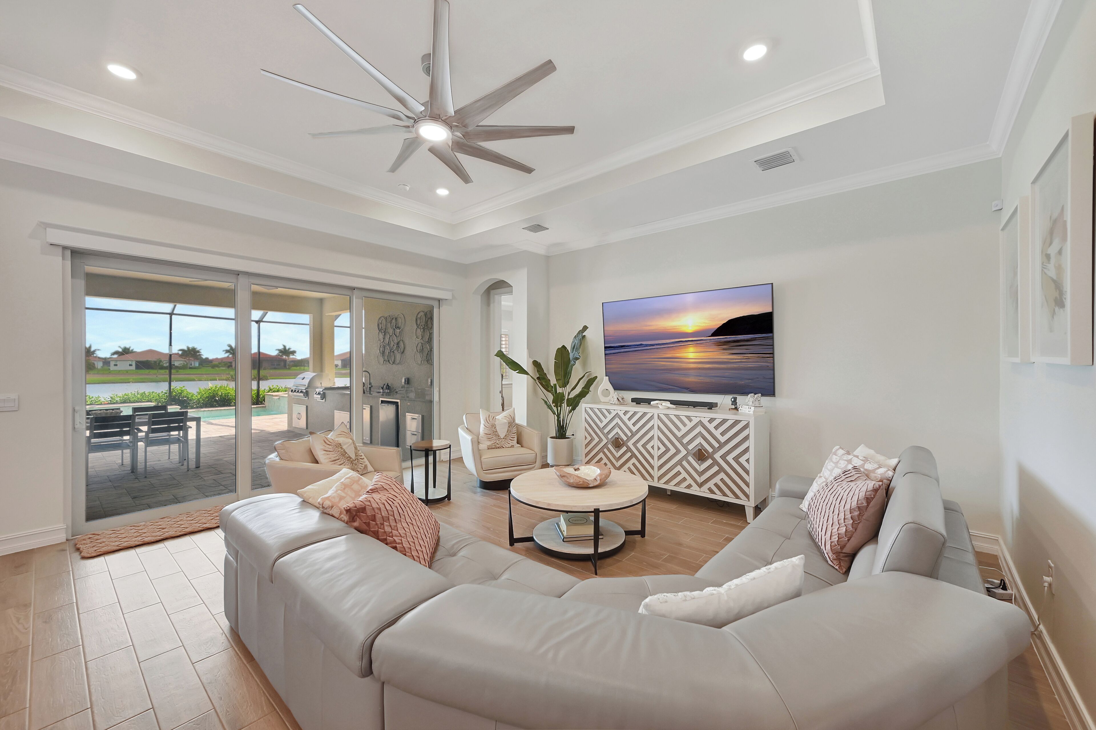 Smart TV, fireplace, stereo