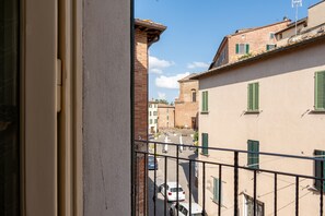 Interior - 'Stanza Verde' Room with Balcony, Wi-Fi and Air Conditioning (Foiano della Chiana)