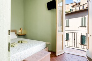 1 bedroom, free WiFi, bed sheets - 'Stanza Verde' Room with Balcony, Wi-Fi and Air Conditioning (Foiano della Chiana)