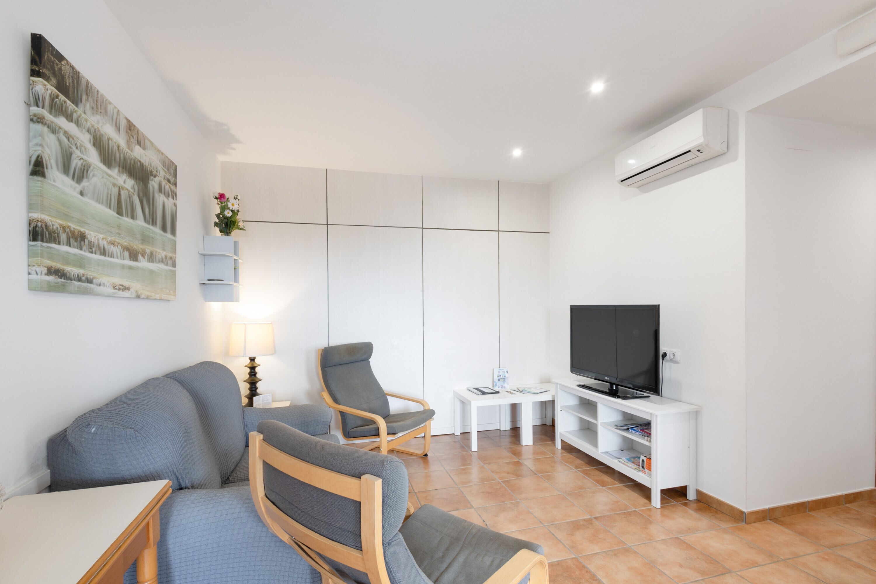 Een televisie en een tafeltennistafel