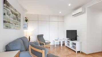 Een televisie en een tafeltennistafel