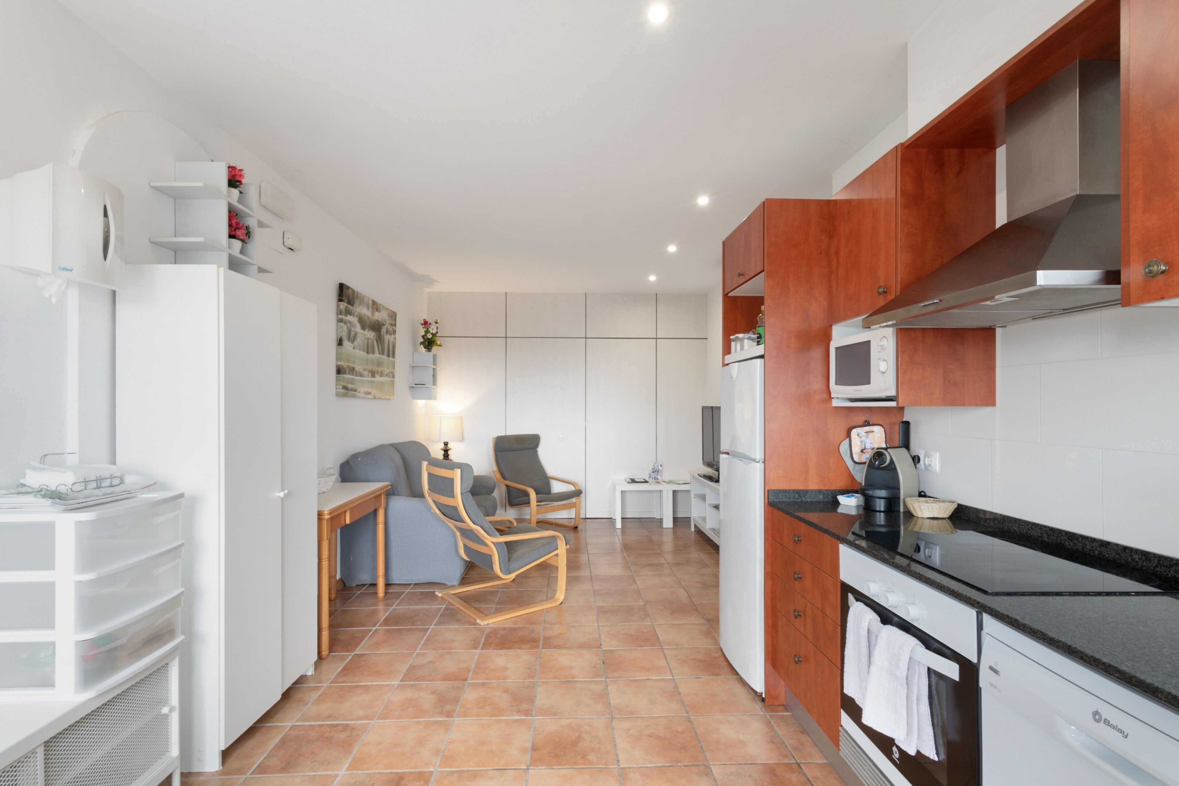 Kylskåp, mikrovågsugn, ugn och spishäll