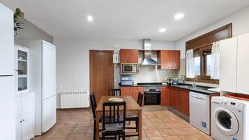 Een koelkast, een magnetron, een oven, een kookplaat