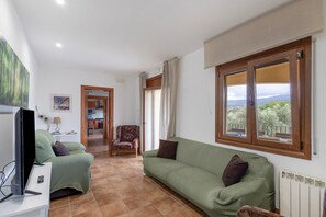 TV, DVD player, ping pong - Rural House 'El Bertí' with Mountain View, Wi-Fi and Air Conditioning (l' Ametlla Del Valles)