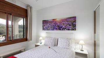 4 bedrooms, iron/ironing board, free WiFi, bed sheets