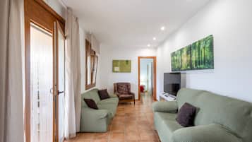 Tv, dvd-spelare och ett bordtennisbord