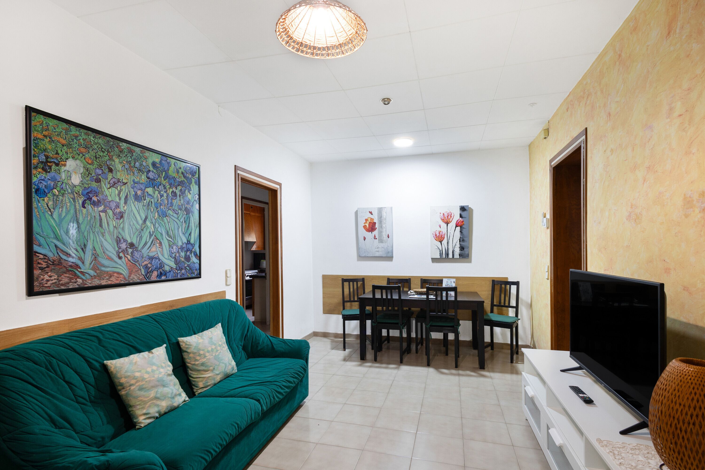 Télévision, lecteur de DVD, table de tennis de table