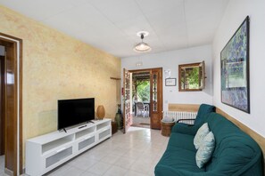 Fernseher, DVD-Player, Tischtennisplatte