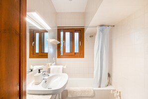 Shower, hair dryer, towels - Rural House 'La Caseta' with Mountain Views, Wi-Fi, and Air Conditioning (l' Ametlla Del Valles)