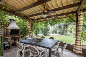 Outdoor dining - Rural House 'La Caseta' with Mountain Views, Wi-Fi, and Air Conditioning (l' Ametlla Del Valles)