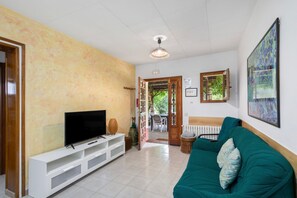 TV, DVD player, table tennis - Rural House 'La Caseta' with Mountain Views, Wi-Fi, and Air Conditioning (l' Ametlla Del Valles)