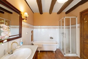 Dusche, kostenlose Toilettenartikel, Haartrockner, Handtücher