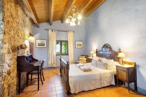 9 bedrooms, free WiFi, bed sheets - Villa 'La Masia' with Mountain View, Private Pool and Wi-Fi (El Bruc)