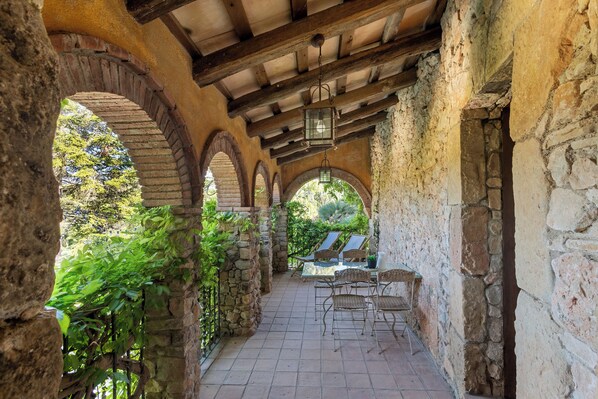 Outdoor dining - Country House 'Casa Romaní' with Mountain View, Shared Pool and Wi-Fi (El Bruc)